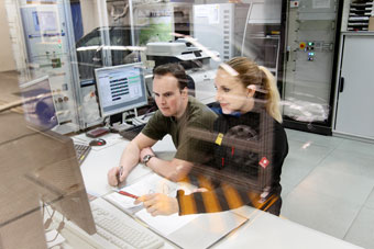 Experten des ADAC prüfen im Abgaslabor