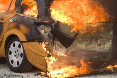 Das Auto brennt aus. Eine Explosionsgefahr besteht aber nicht - weder mit noch ohne Autogas.